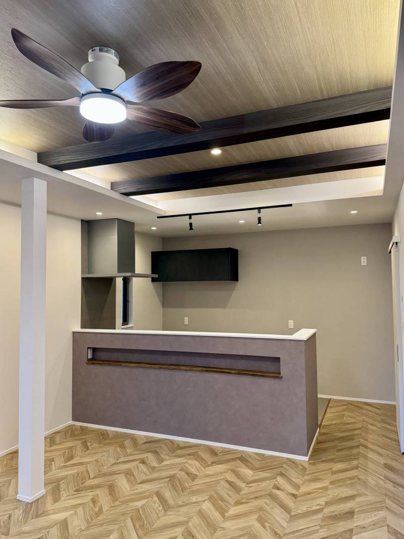 間接照明の柔らかな光とシーリングファンがおしゃれです