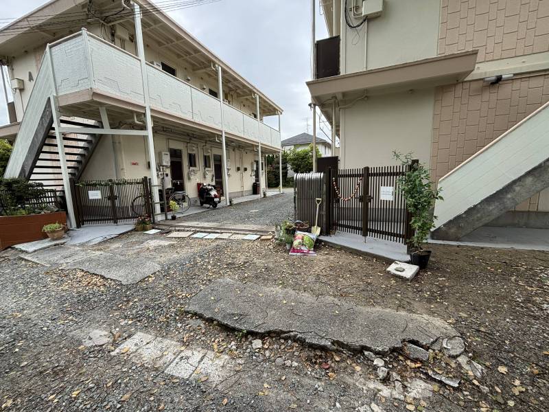 道路から見た外観です。周りはアパートが多くのどかです。