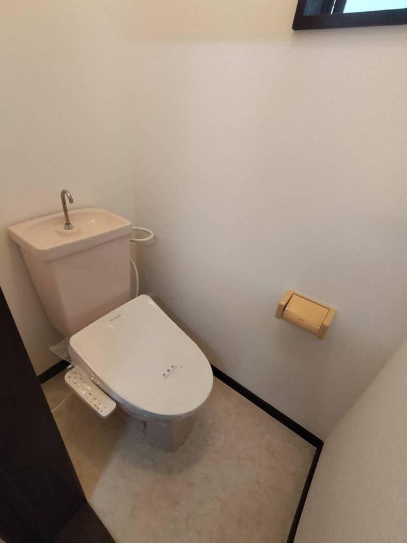 トイレです。温水便座付きです。