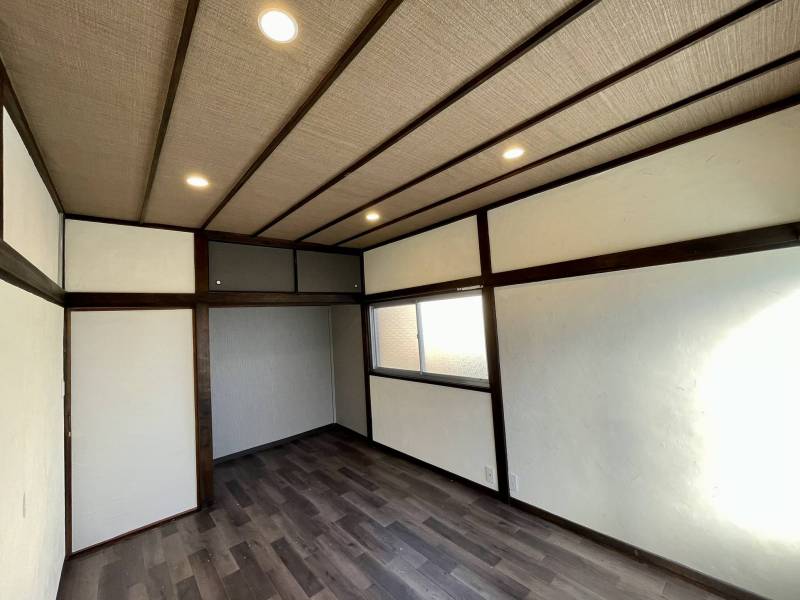 照明をダウンライトに変更しました。