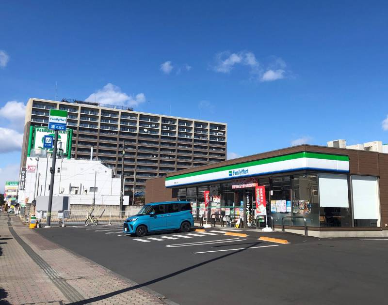 斜向かい、100ｍくらい先にコンビニがあります。