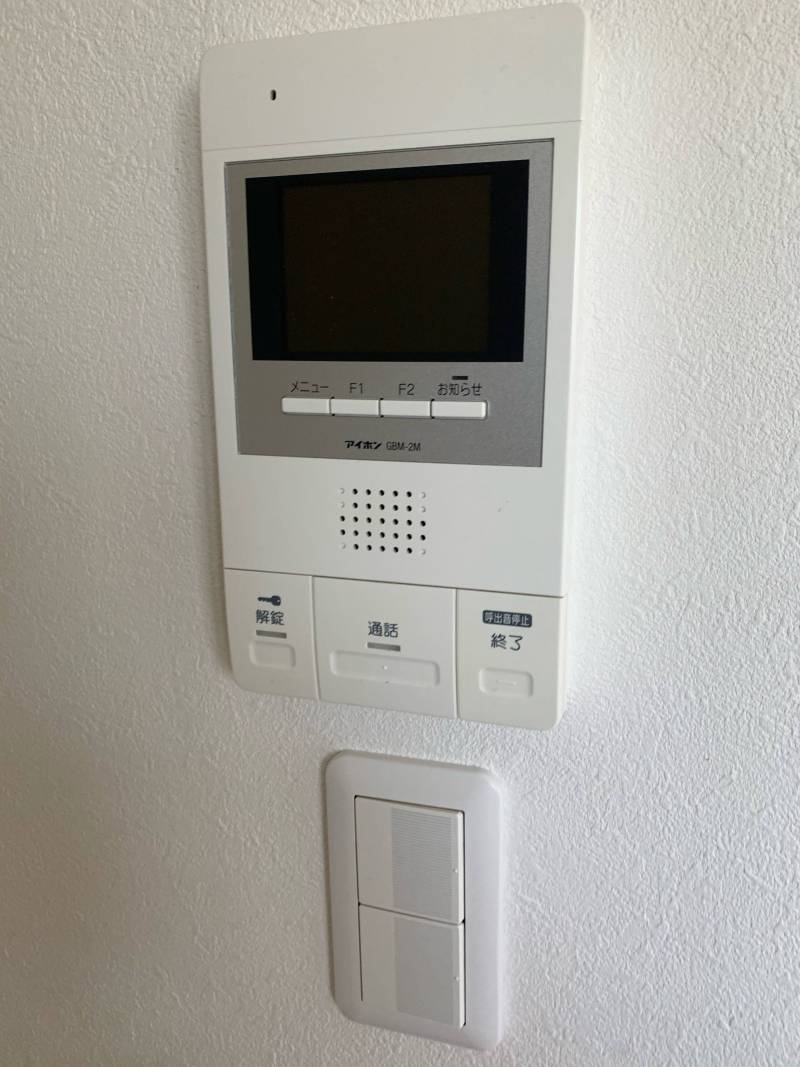 室内のドアホン。カメラ付きです。不在時に録画もできます。