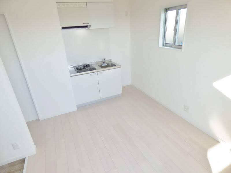 冷蔵庫スペースと横の窓。この部屋は向きが反対になります。