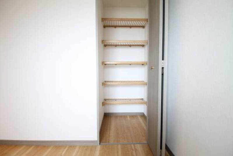 クローゼットは仕切り棚もあり十分な容量です！