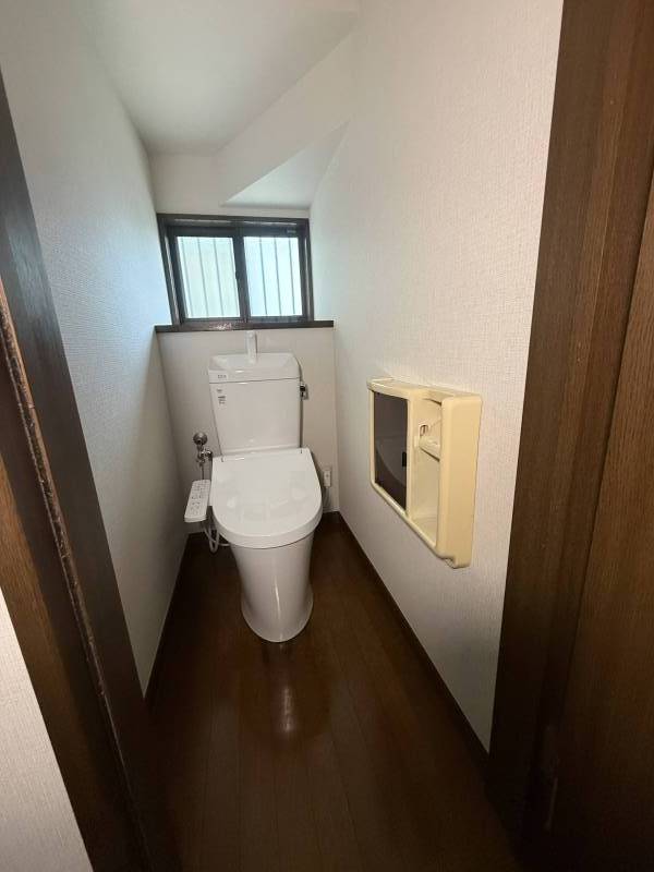 各階にトイレ設置。新規交換済。