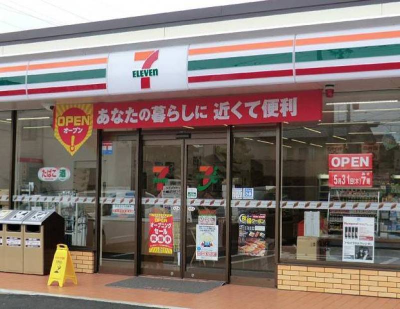 7-11もすぐ隣に、歩いて2分!