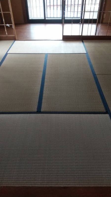 ２階南側８畳間、新しい畳です。