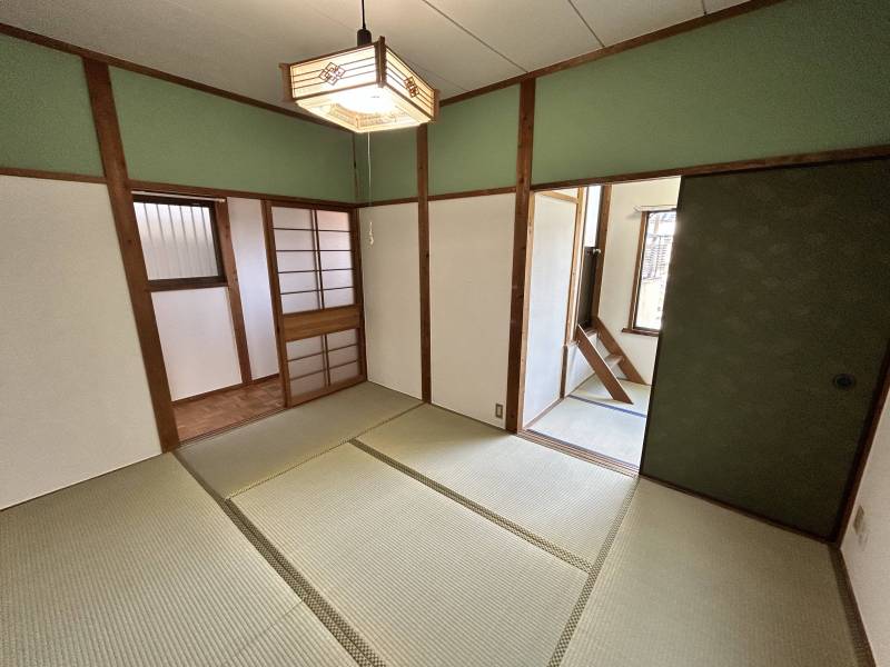和室からサービスルーム&rarr;大きなベランダに続きます。