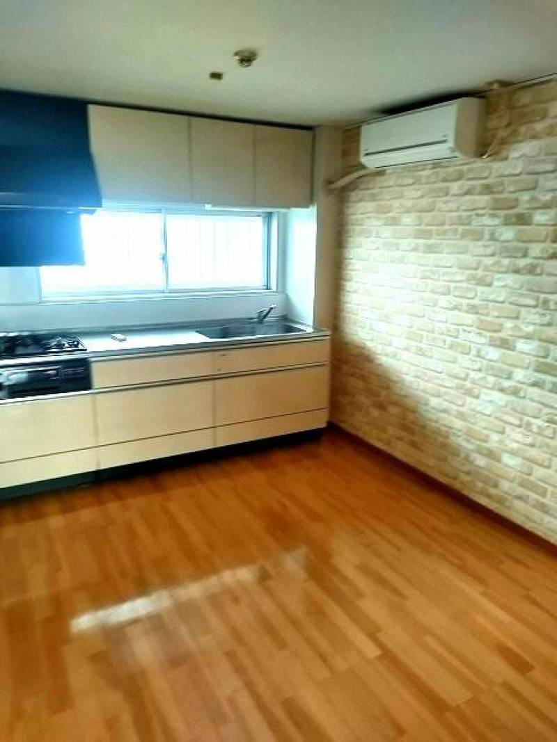 明るい窓付きのキッチン