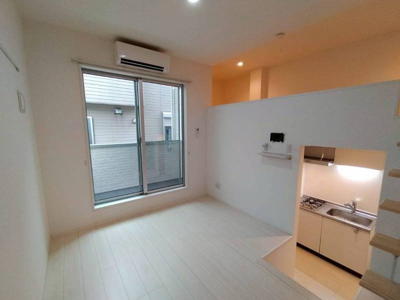 キッチン、リビング、ロフト付きで空間がつながっています