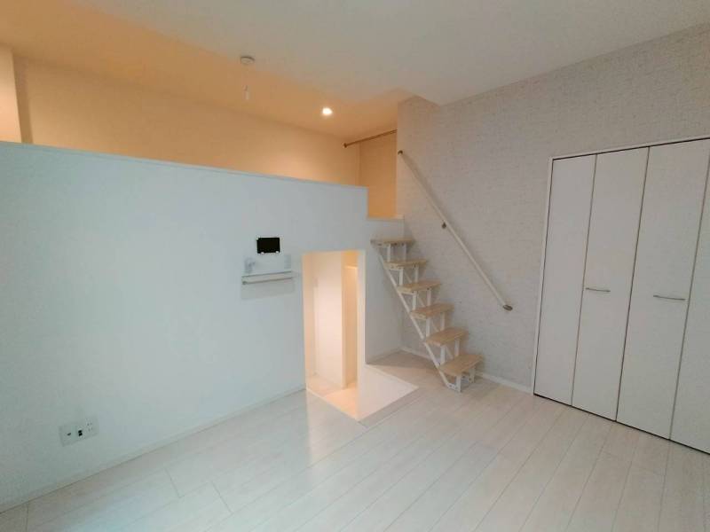 ロフトには手すり付きの固定階段がついています