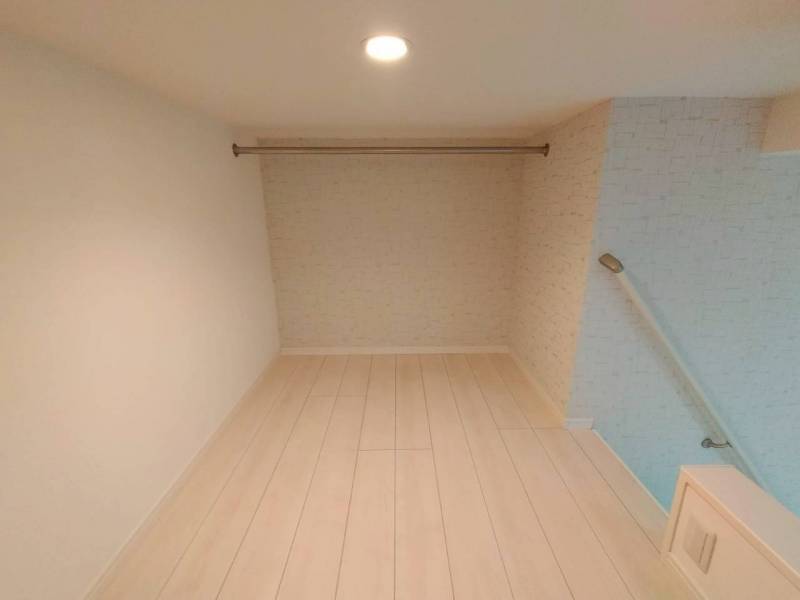 ロフトは広く、ハンガーパイプ付きです