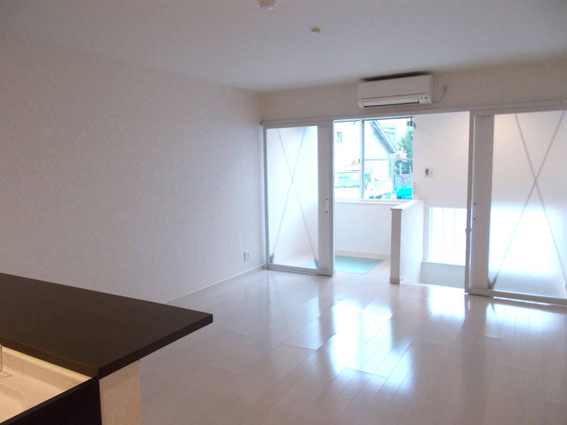 南側の窓からは太陽と風が心地よく癒してくれます