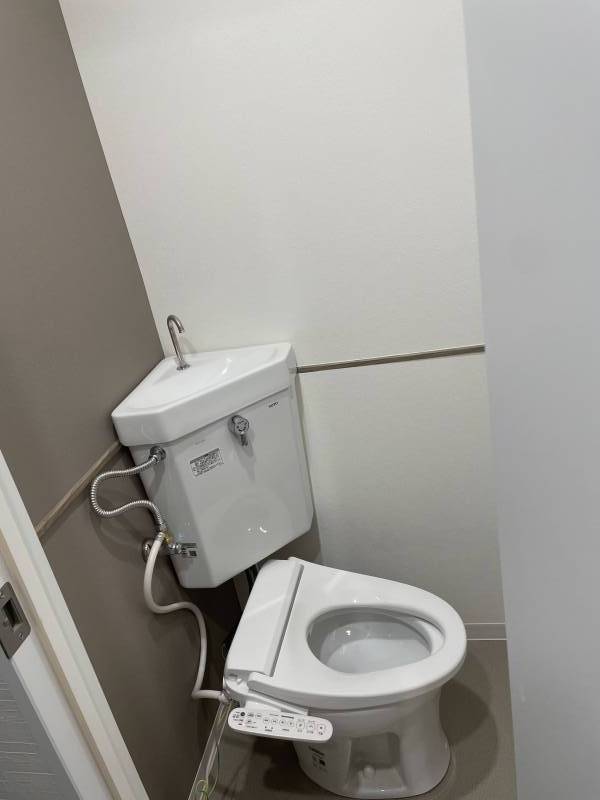 温水、温かい便座のウォシュレット。シックで落ち着いた空間