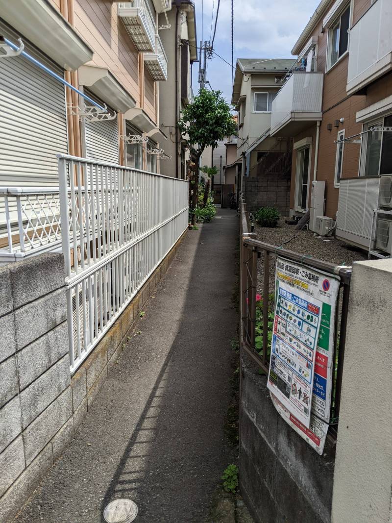 道路から建物までの間に通路があります