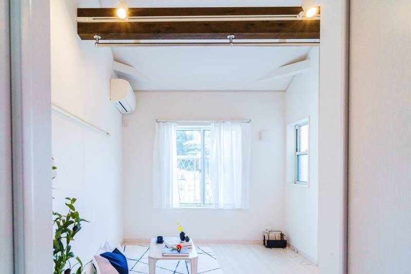 自然光が差し込む、ミニマルで心地よい毎日