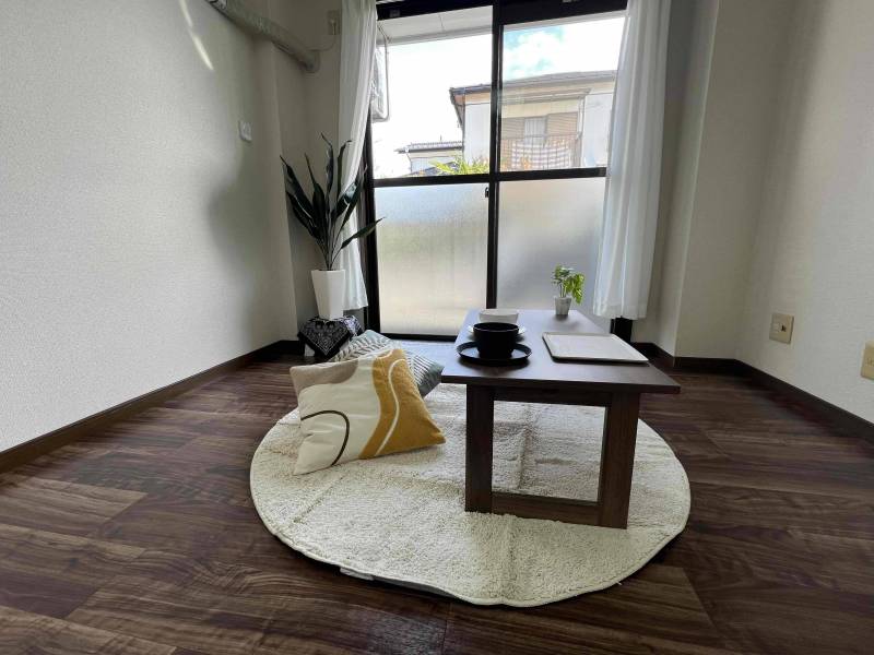 【前面駐車場の為、採光良好♪】