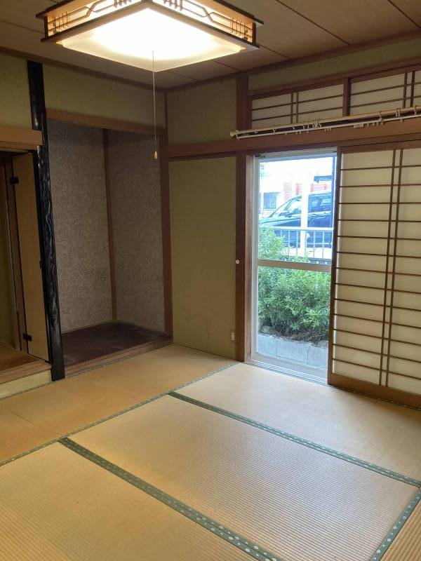 1階　和室８帖　畳は表替え予定　照明付き