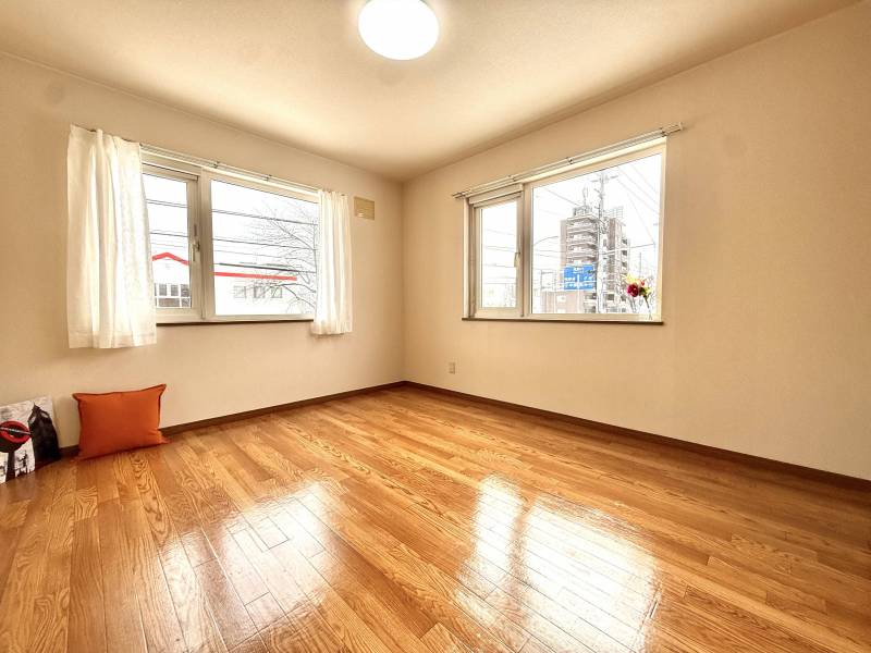 洋室①。LDKとのつながりもよく、お子さまの遊び場としても