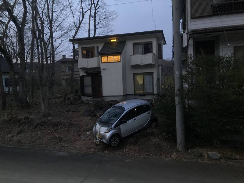 車は前の別荘地私道に停められますが、敷地にもスペースは有り