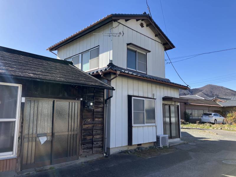 隣接する古家は１万円でお貸しします。（ご希望の場合）