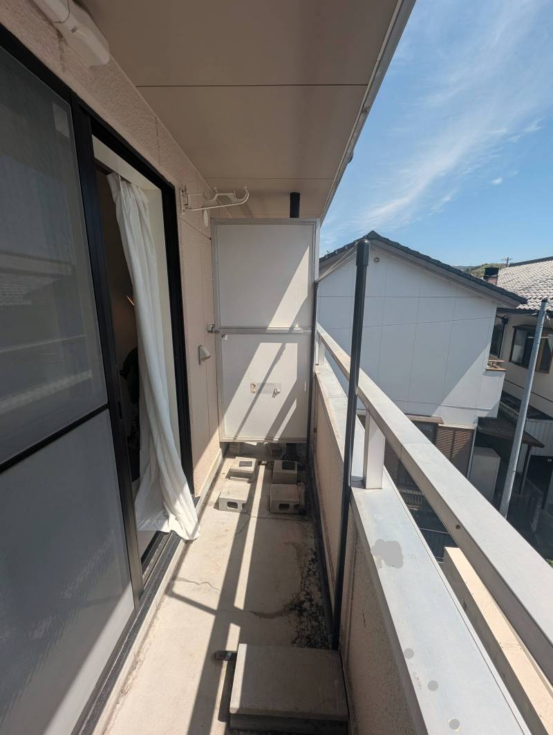 バルコニー。洗濯機を設置するスペースがあります。