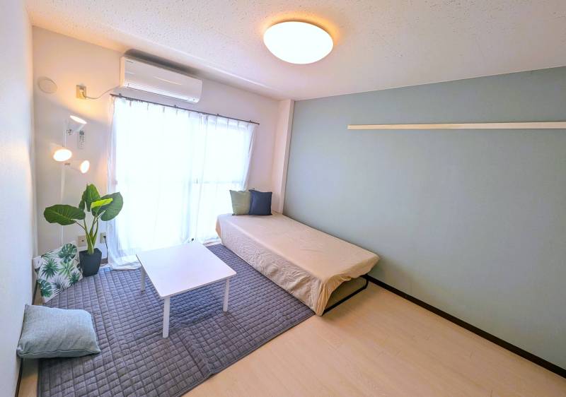 部屋全景。アクセントクロスがポイントです。