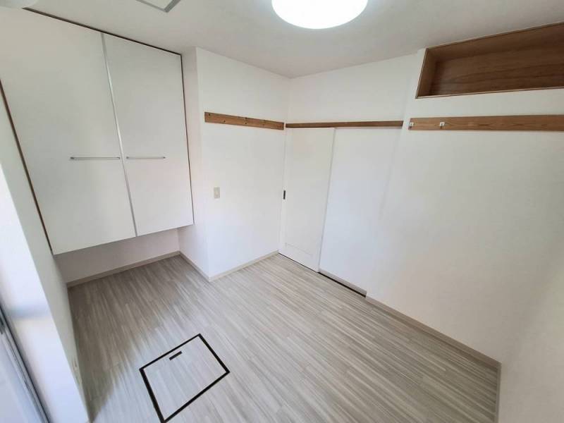 窓側から見た部屋、天井近くにミニ収納あり