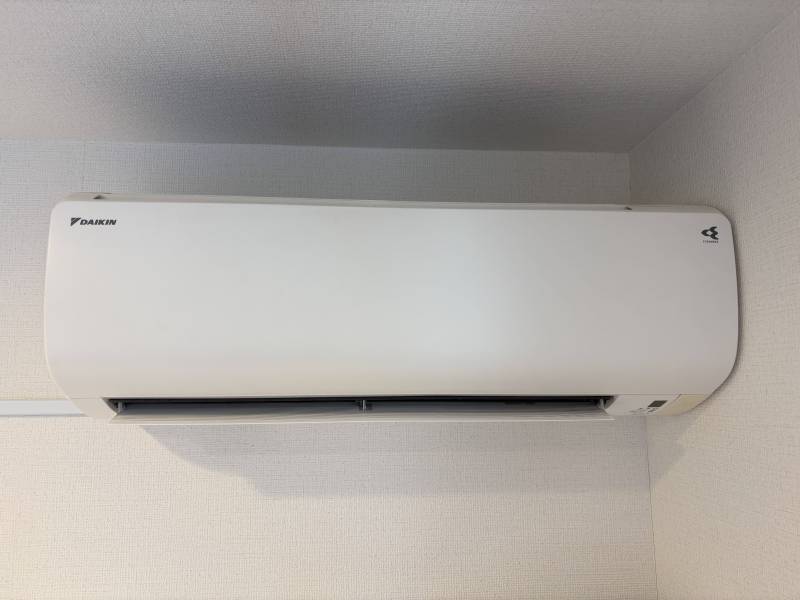 もちろんエアコン標準装備！収納棚も付いてます