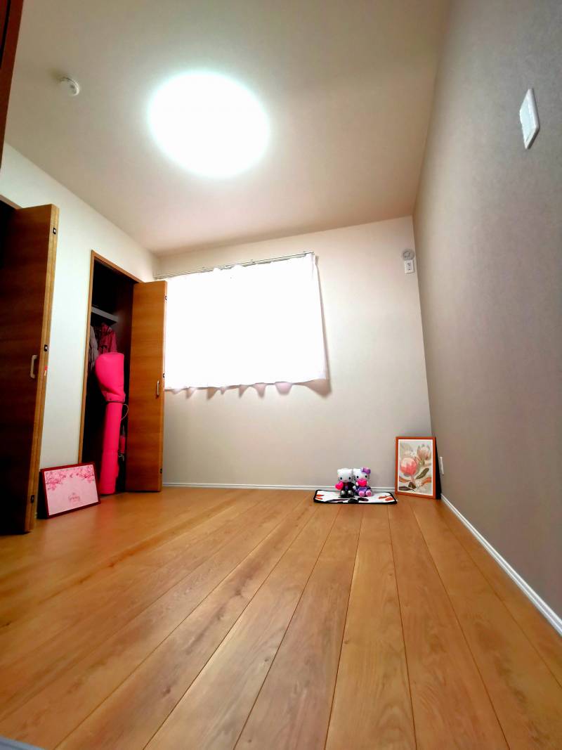 北側の洋間。夫婦やカップルでそれぞれに衣類等を管理できます♪