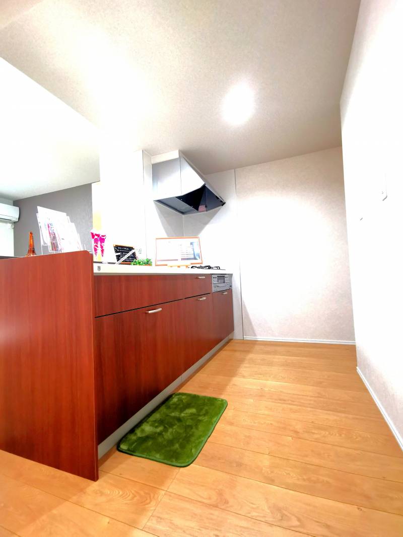 2,250mmワイド型対面システムキッチン！３口コンロ付♪