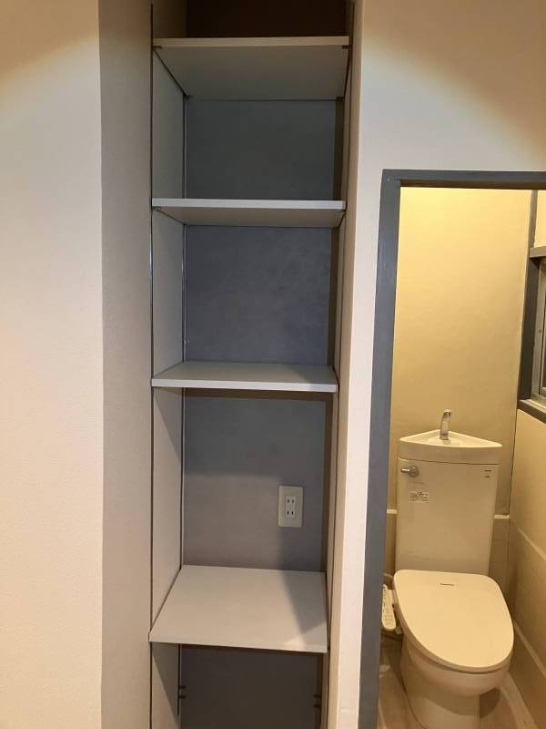 キッチン後ろの便利な可動棚