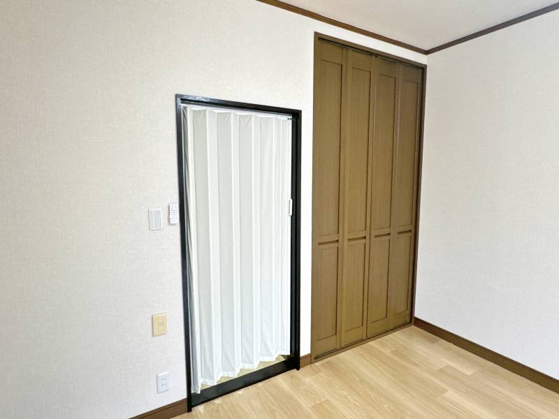 クローゼットは収納しやすいハイドア仕様です。