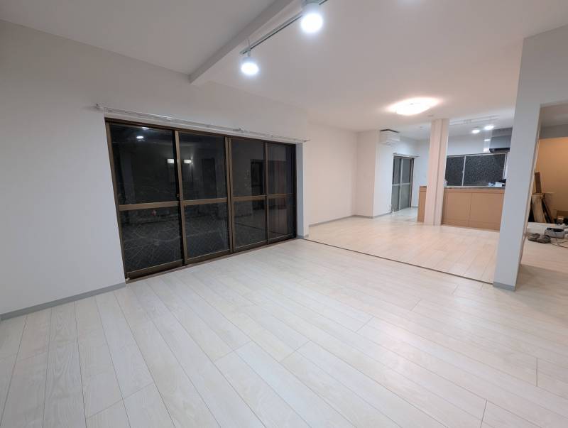 広々リビング、照明も付属