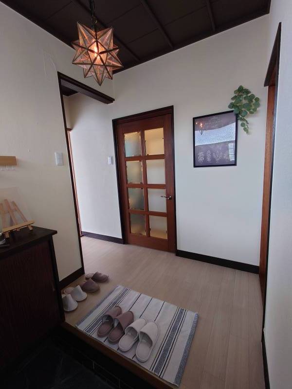 エジソンバルブが灯す、あたたかな入口。