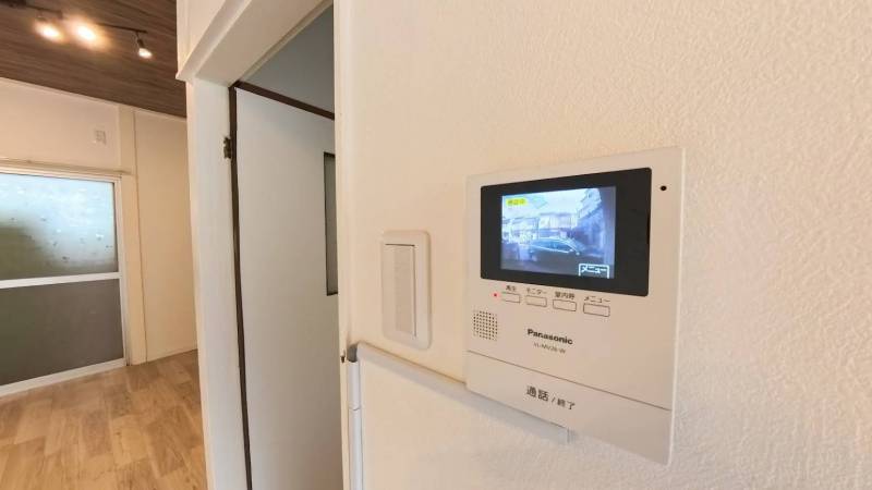 モニター付きインターホンがあります。