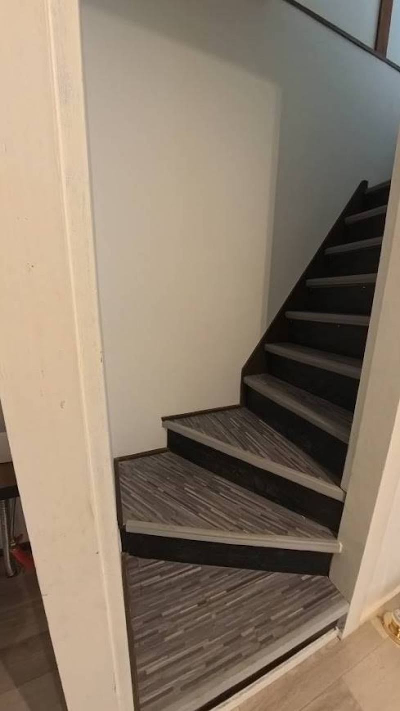 階段もおしゃれにリフォーム済。