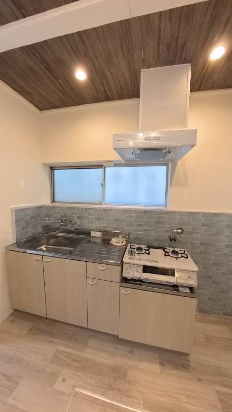 キッチン。換気扇も新しく清潔です。