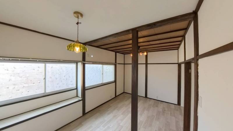 2階洋室。日当たりが良く明るいお部屋です。照明がおしゃれ！