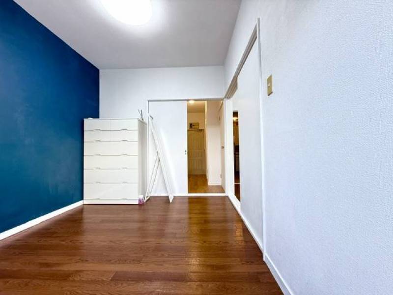デザインアクセントの壁紙が特徴の明るいお部屋です