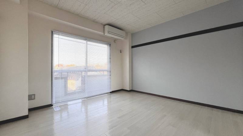 壁紙も交換したばかりでキレイです