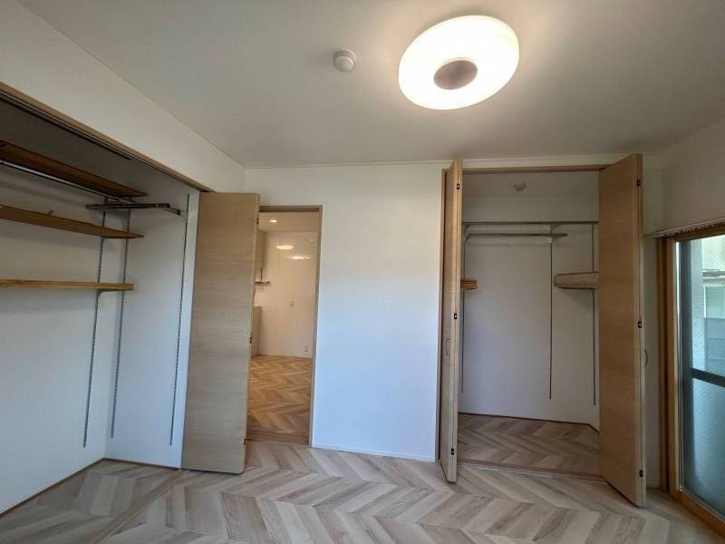 清潔な収納内部。単身やカップルでも余裕ある容量を確保。