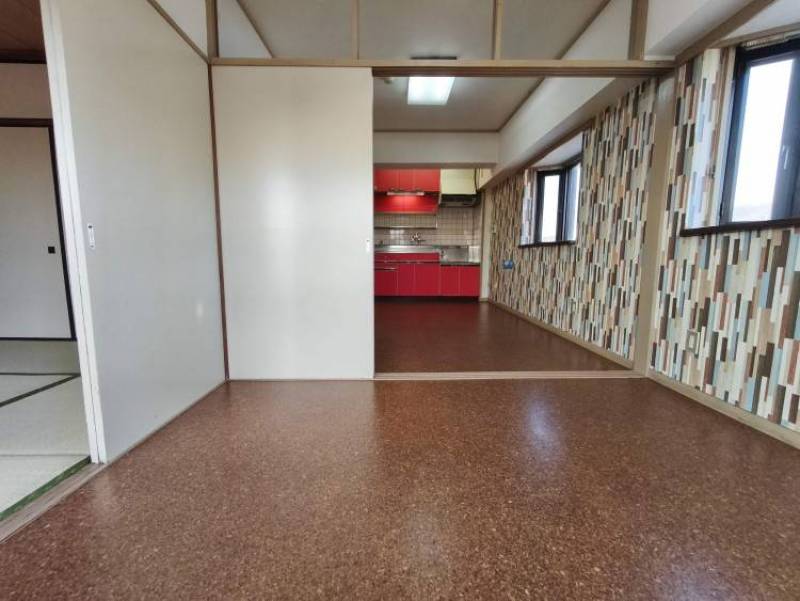 ベランダ側の洋室とDKを繋げて広々お使いいただけます