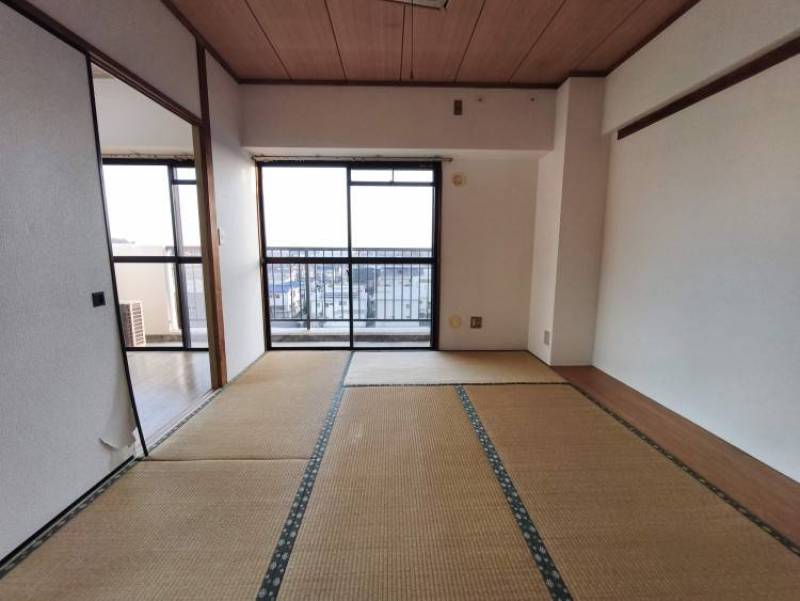 和室はベランダに面しており、明るいです