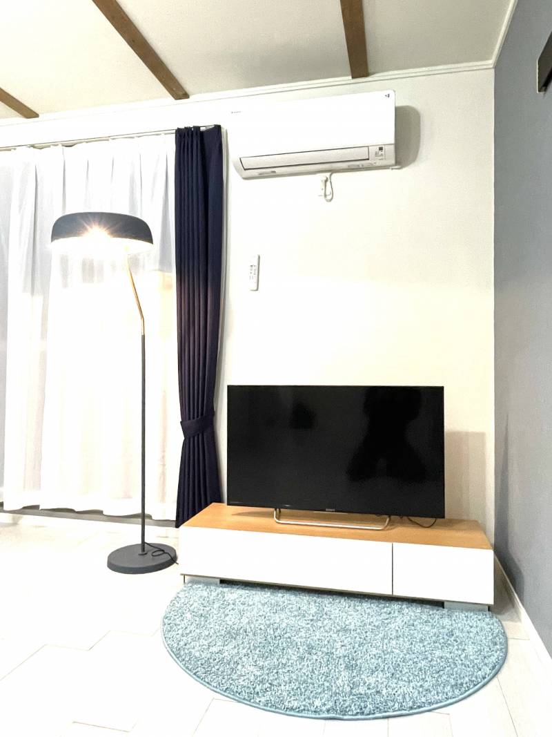 テレビ（40インチ）とテレビ台を備えます。