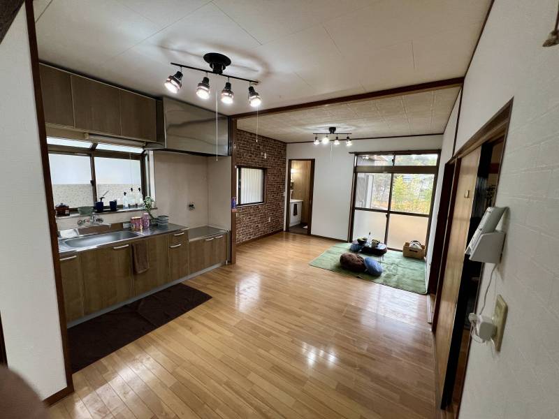 新品のキッチンです。レンガ調のアクセントクロスにしました。