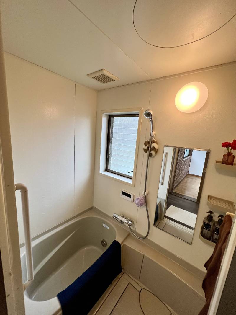 ユニットバスですよー、シャワーは、新品です。