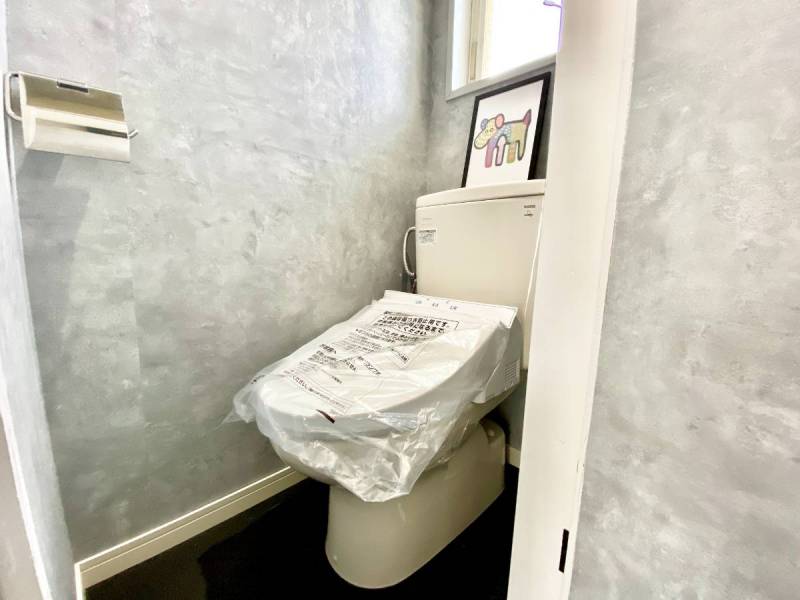 温水便座で冬もあったか。
モルタル調の壁も。