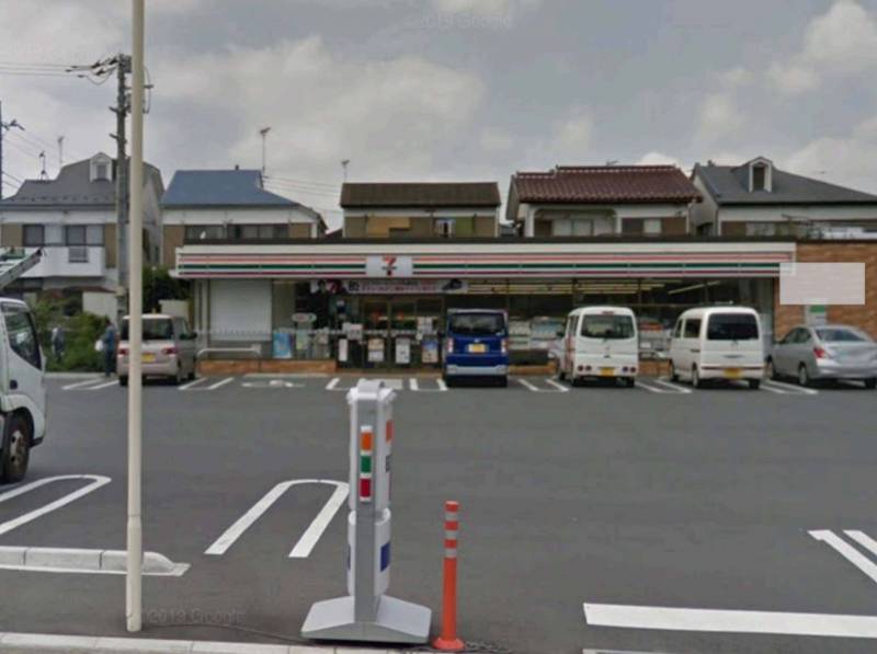セブンイレブン徒歩5分。他にローソン、ファミマもあり。