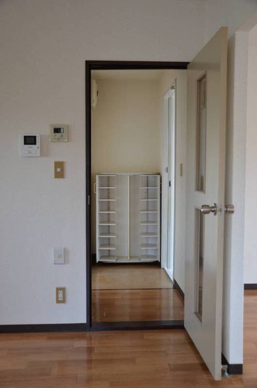 玄関：シューズボックスあり、ネットへの接続も可。